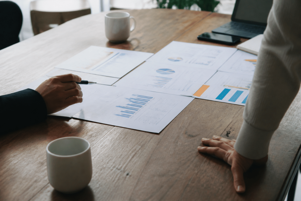 Devis et documents financiers sur table de reunion