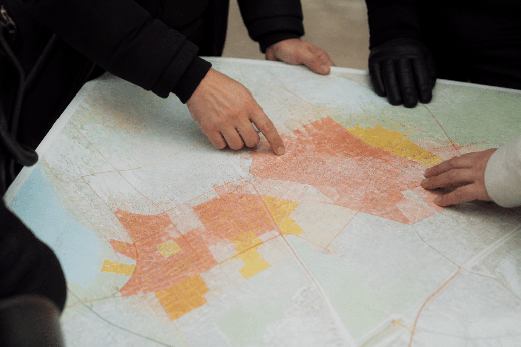 Carte urbaine avec zones colorees indiquant quartiers risques