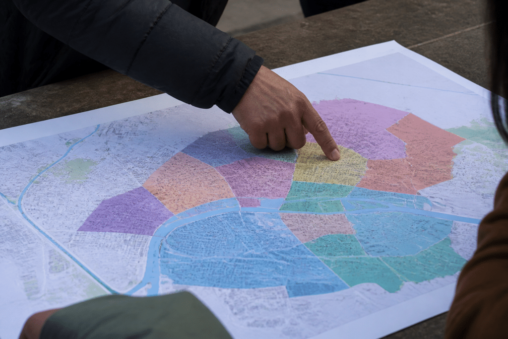 Carte affichant zones urbaines colorees avec donnees statistiques