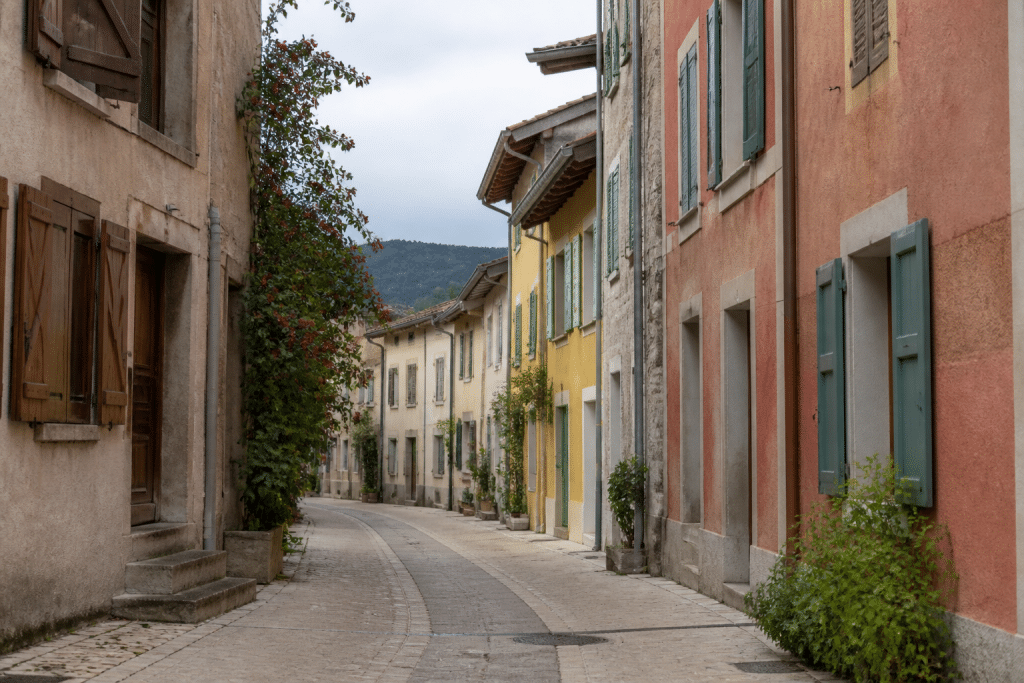Rue pittoresque de Conflans avec facades colorees et commerces locaux