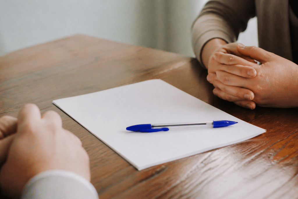 Contrat de location avec clauses ecrites et stylo bleu