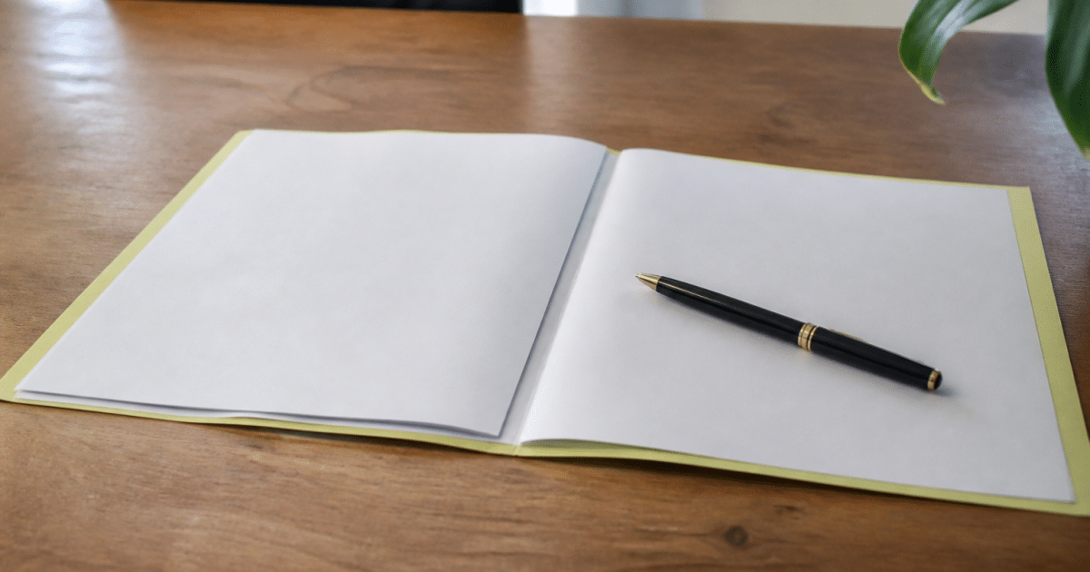 Document assurance vie ouvert sur bureau avec stylo pose