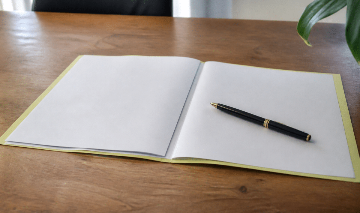 Document assurance vie ouvert sur bureau avec stylo pose