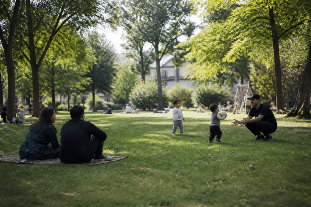 Familles jouant dans parc verdoyant près ecoles commerces
