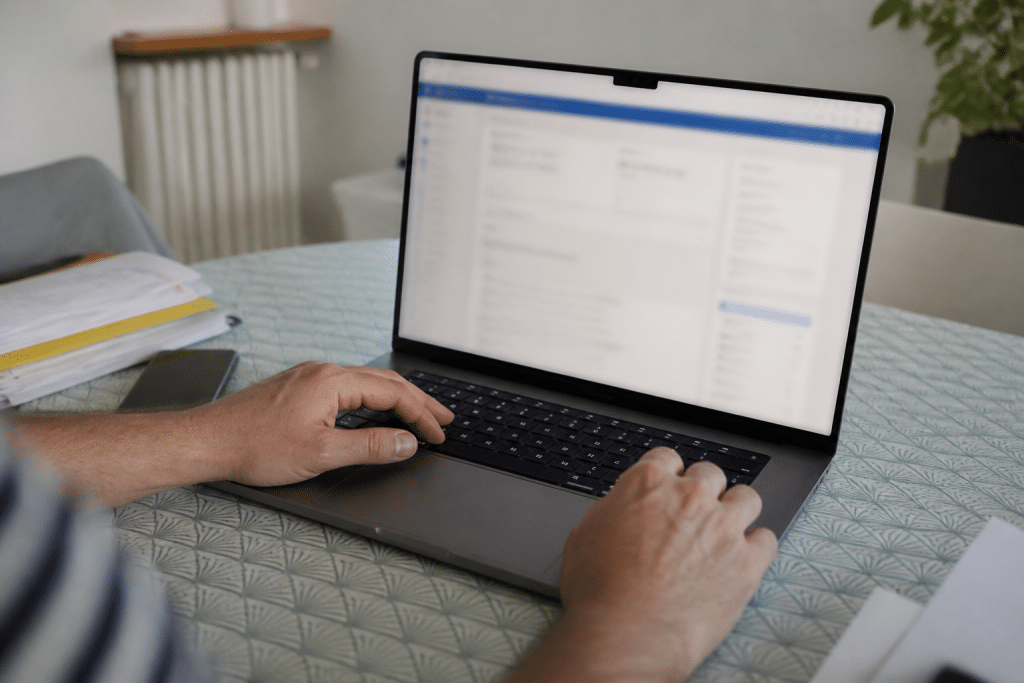 Ordinateur affichant formulaire paiement impots en ligne