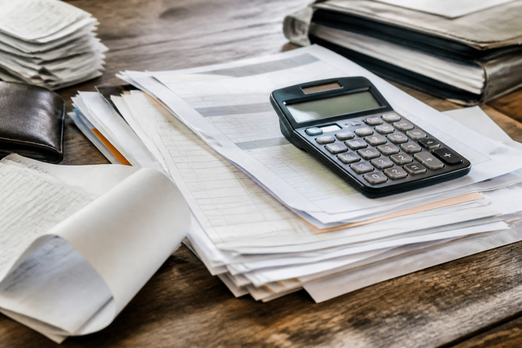 Documents administratifs et calculatrice pour frais professionnels