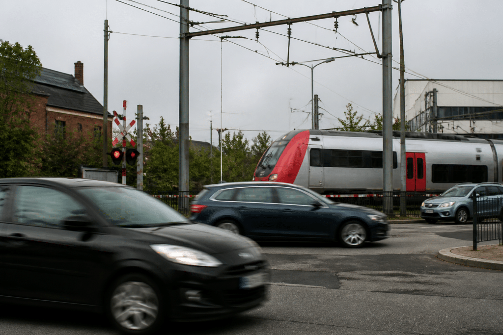 Carrefour animé avec trains et voitures bruyantes passant
