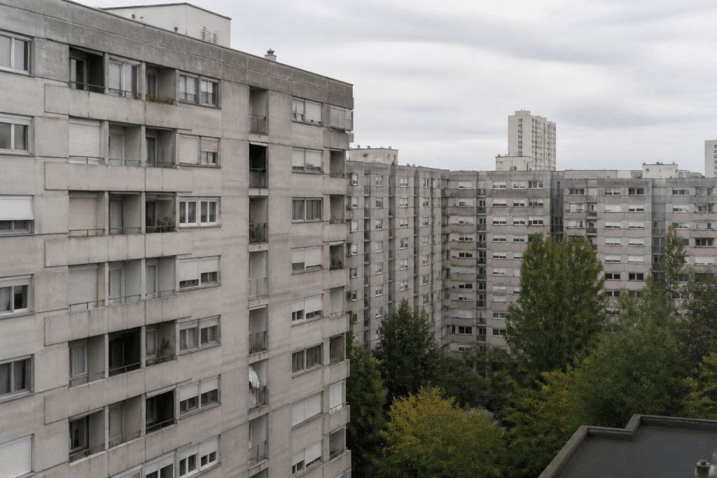 Immeubles collectifs gris dans quartier urbain défavorisé