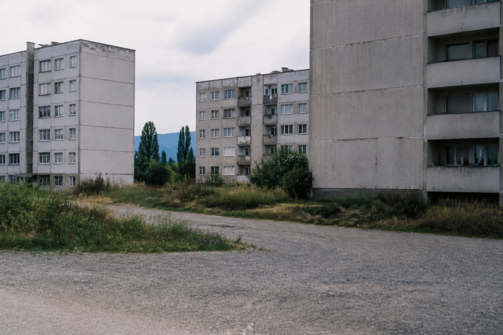 Immeubles gris delabres isoles sans commerces proches