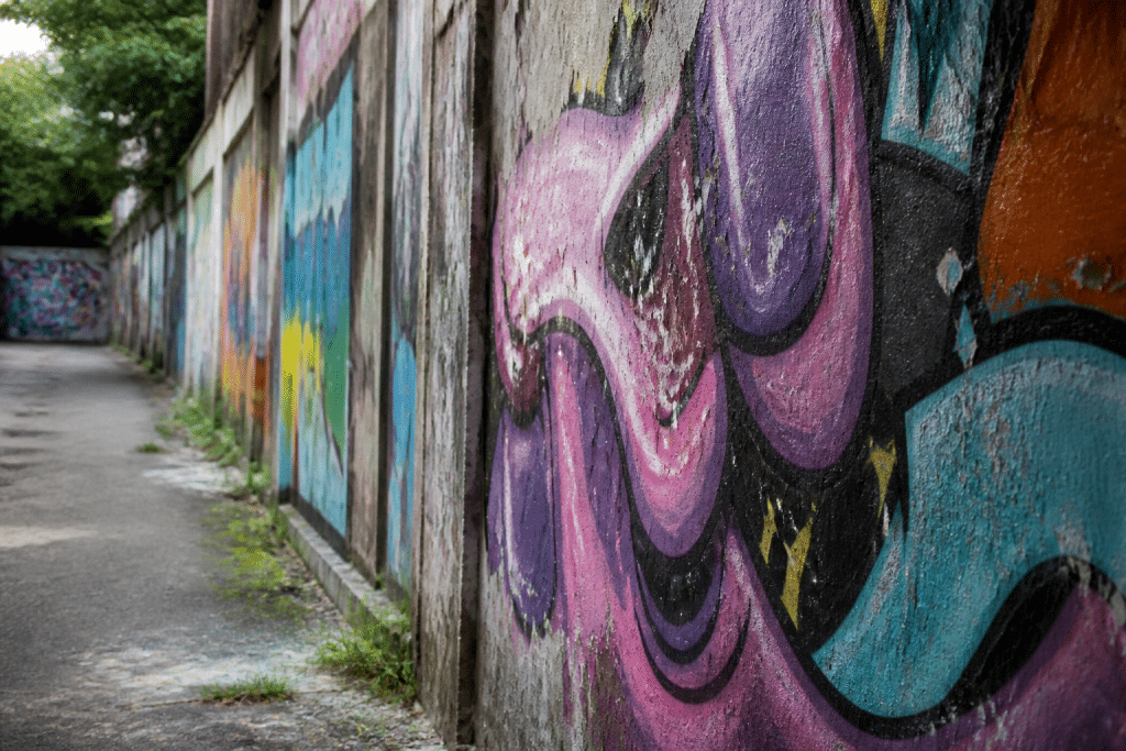 Murs urbains couverts de graffitis colorés et dégradés