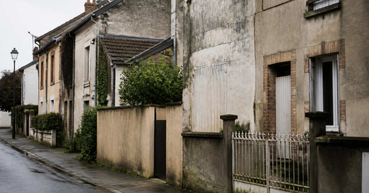 Rangees maisons residentielles delabrees street sombre Maisons-Laffitte
