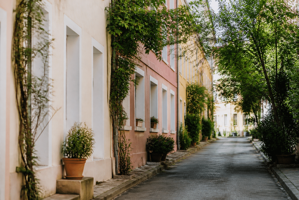 Rue paisible avec facades colorees et arbres verts