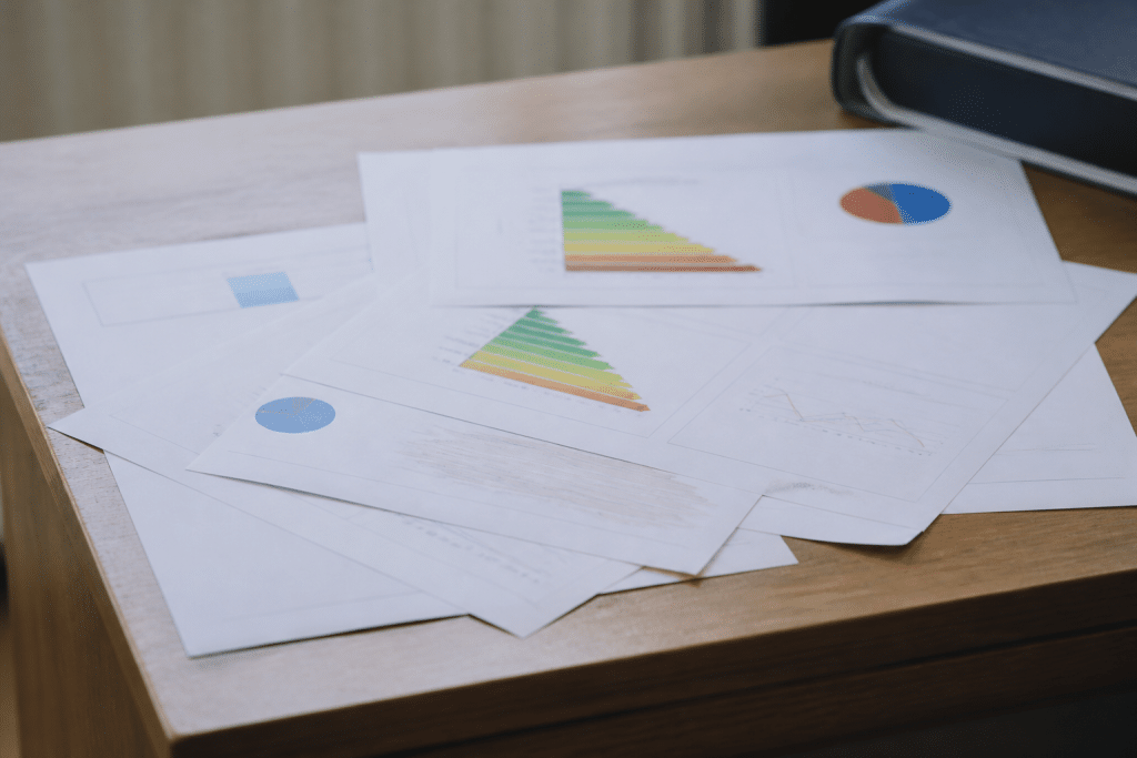 Pages de document superposees avec textes et graphiques energetiques
