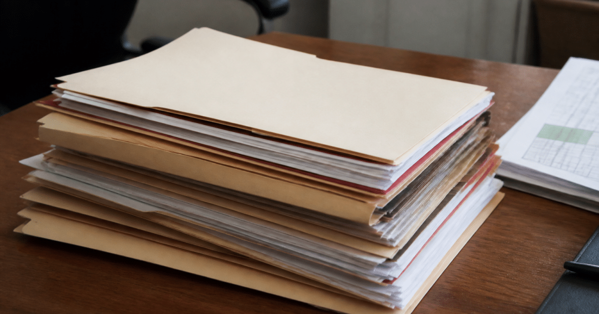 Portefeuille de documents immobiliers classes sur un bureau