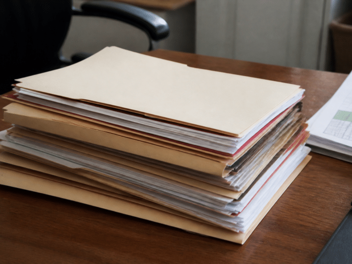 Portefeuille de documents immobiliers classes sur un bureau