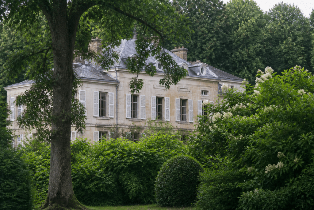 Grandes demeures entourées d'arbres et verdure luxuriante