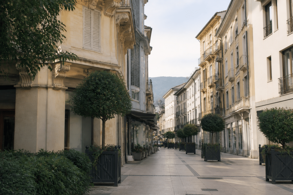 Rue pittoresque d'Aix-les-Bains avec immeubles résidentiels et commerces