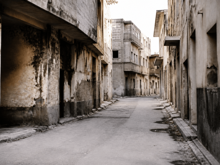 Rues desertes quartier urbain degrade avec immeubles delabres