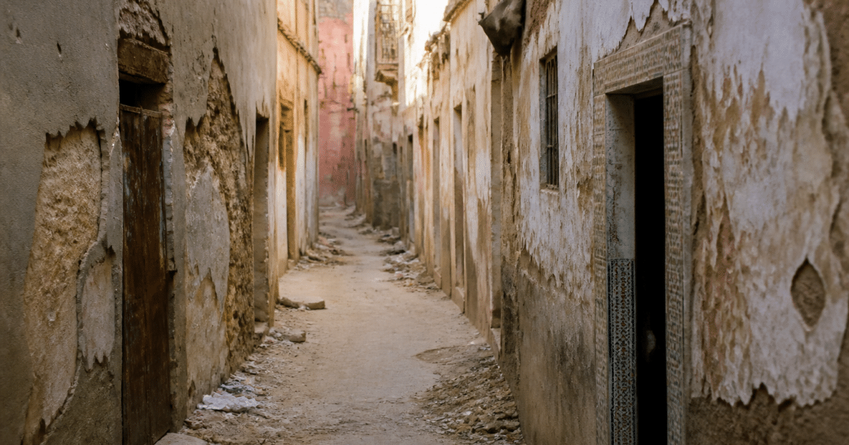 rue etroite avec immeubles delabres et detritus au sol