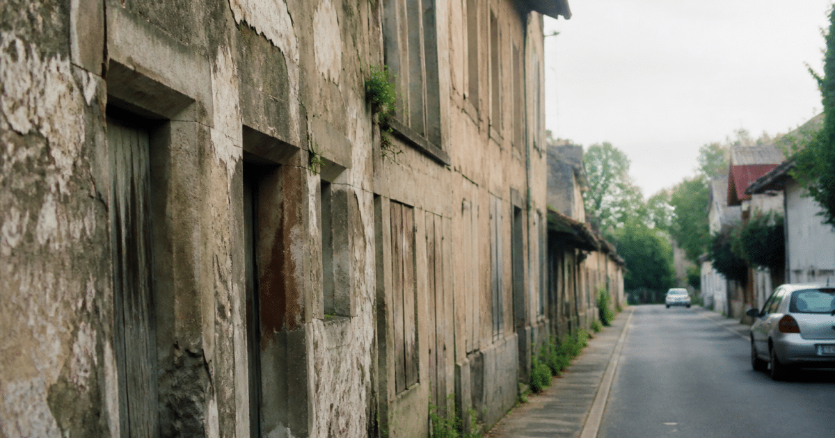 Rue degradee avec immeubles vetustes et facades abandonnees a Anglet
