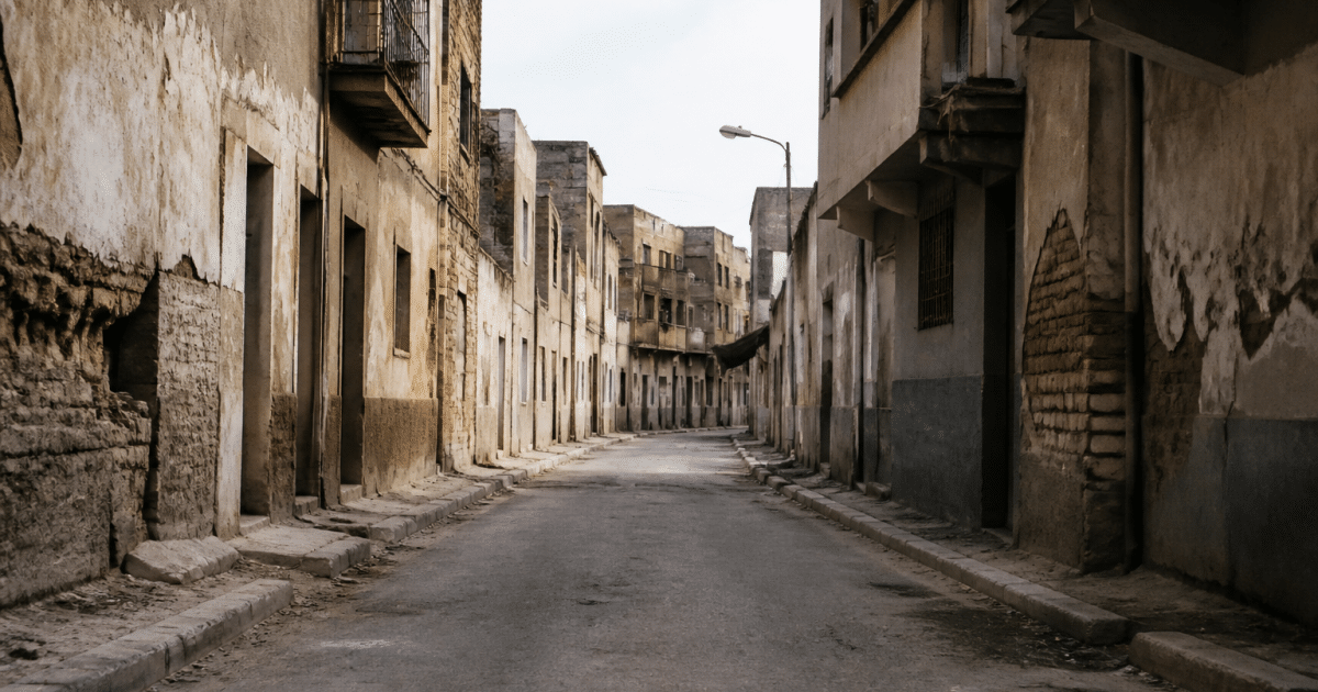 rue vide avec immeubles degrades dans quartier urbain delabr