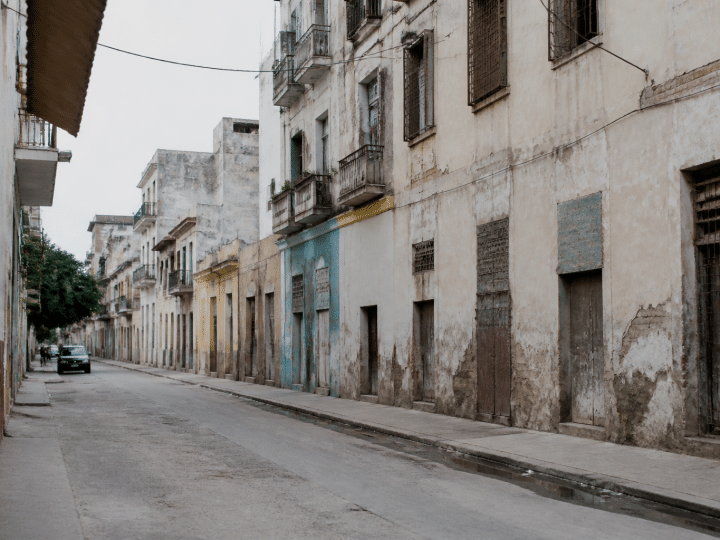 Rue urbaine avec immeubles degrades et facades ternies