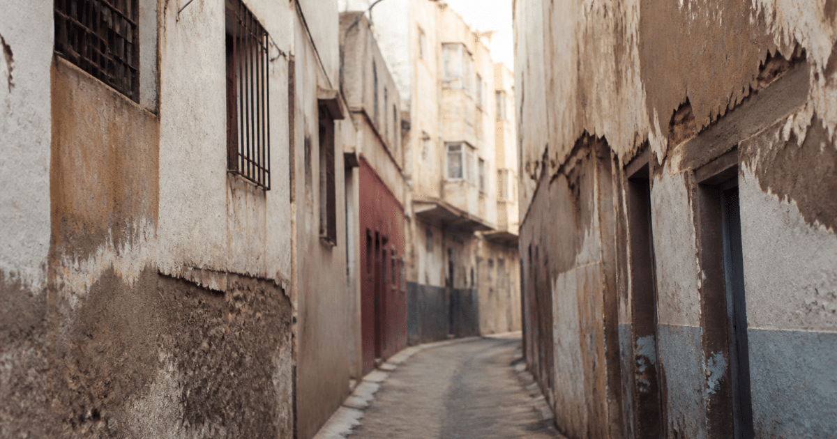 Rues etroites d'un quartier urbain avec facades deteriorees et facades usees