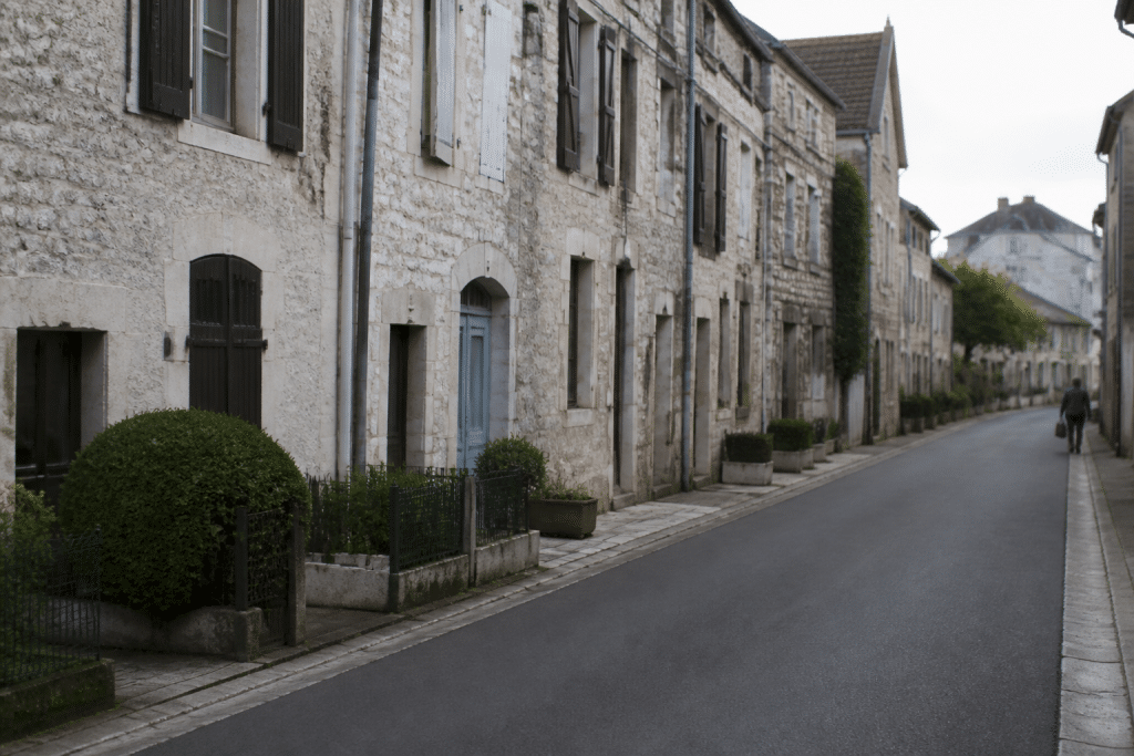 Rue de Blois avec facades residentielles et panneaux informatifs visibles