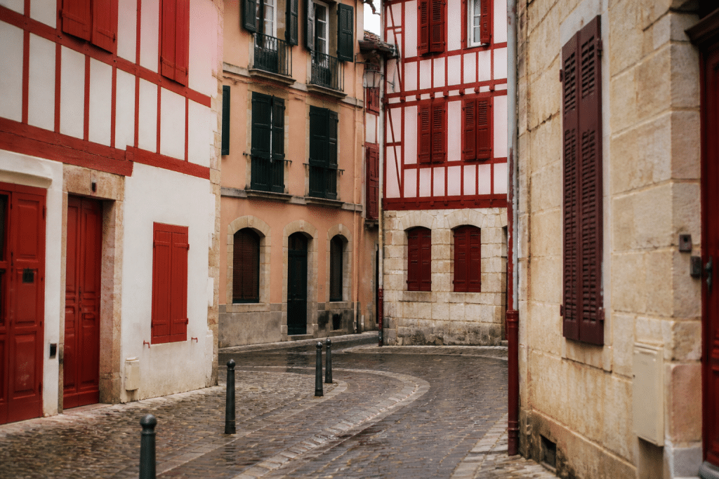 Rues pavees de Bayonne avec facades colorees et panneaux signalisation