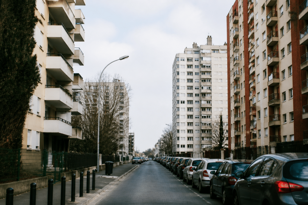 Rue urbaine avec immeubles résidentiels et circulation routière
