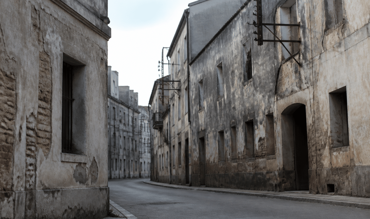 Rues urbaines avec immeubles delabres et facades grises abandonnees