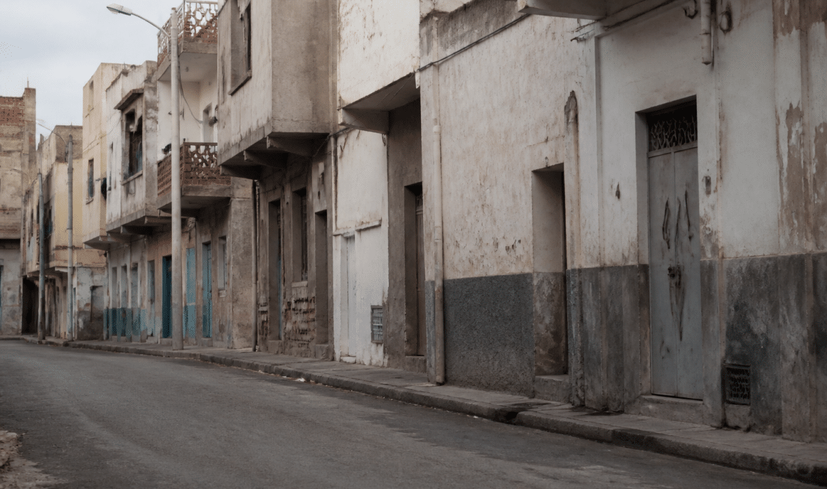 Rues desertes de quartier urbain avec immeubles degrades en arriere-plan