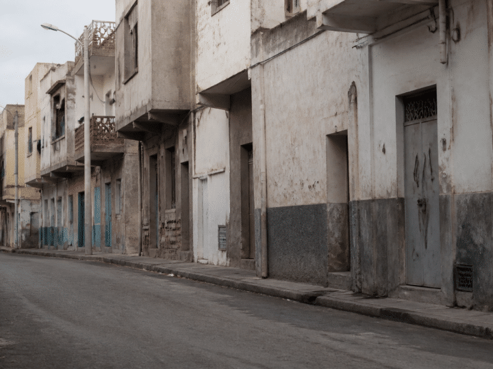 Rues desertes de quartier urbain avec immeubles degrades en arriere-plan