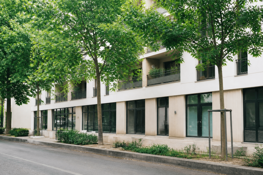 Immeubles residentiels avec commerces au rez-de-chaussee et arbres verts