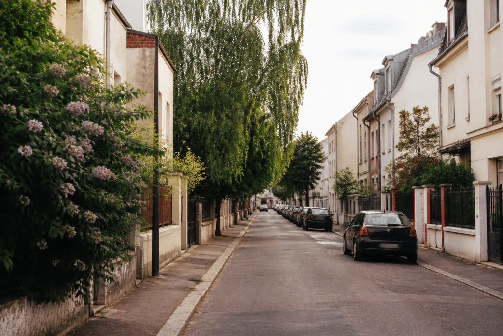 Rues paisibles avec maisons residentielles et commerces locaux
