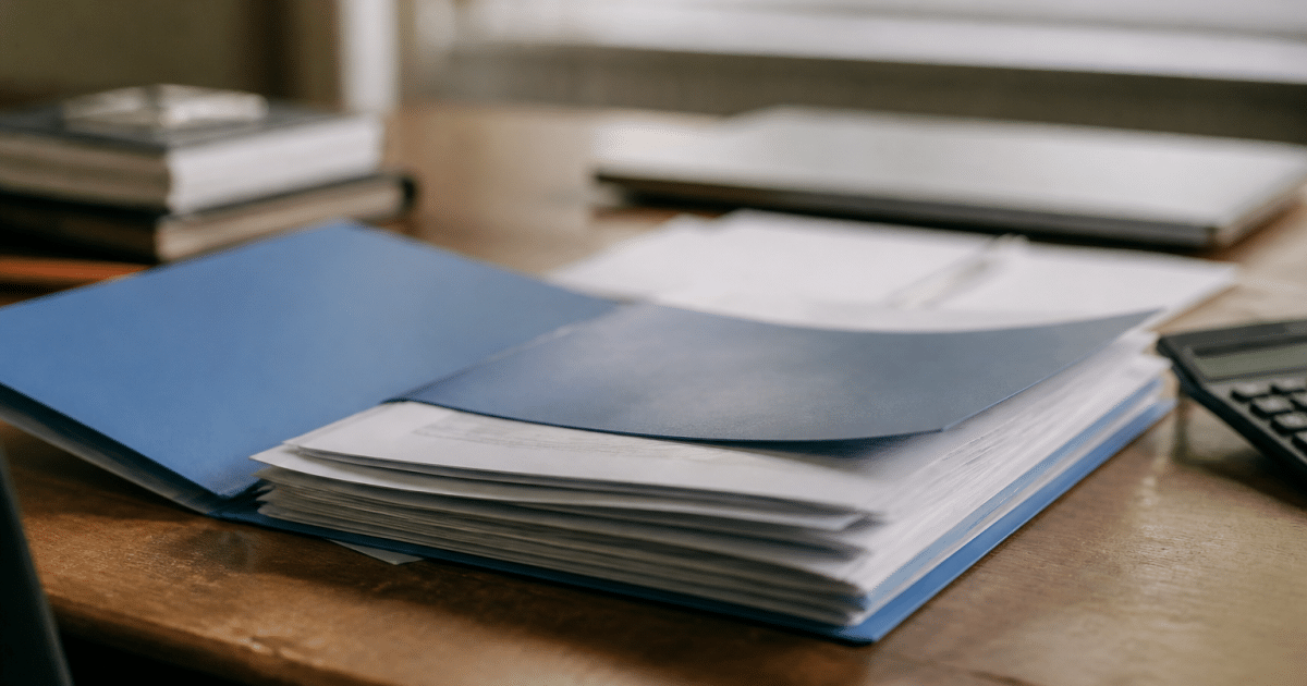 Contrat d'assurance vie ouvert sur bureau avec documents financiers