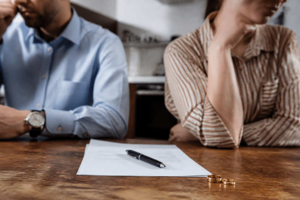 Document juridique avec stylo sur table divorce finances