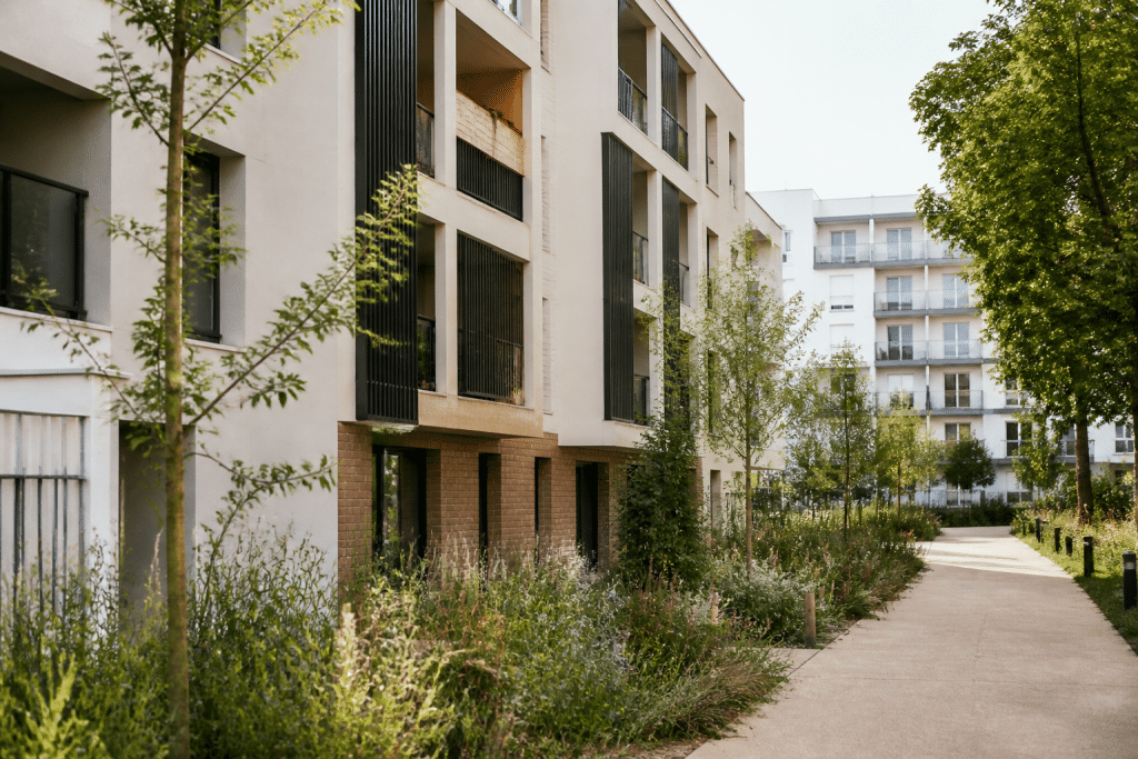 Facades renovees avec espaces verts amenages dans quartier urbain