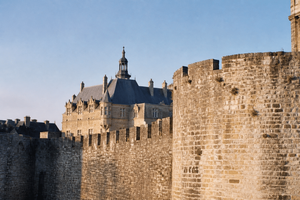 Remparts medievaux et palais historique sous ciel bleu