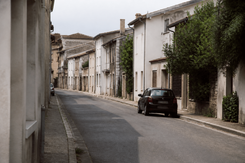 Rue calme d'Alès avec immeubles résidentiels paisibles