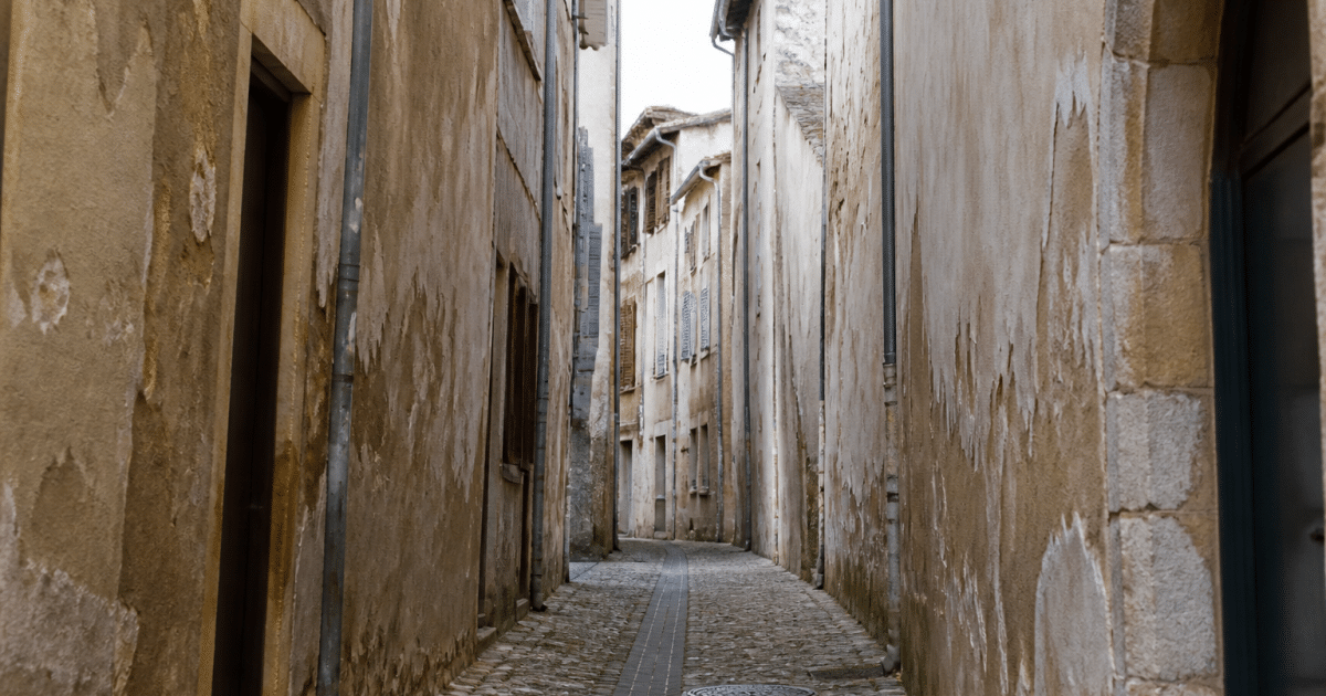 rue etroite bayonne avec facades anciennes delabrees