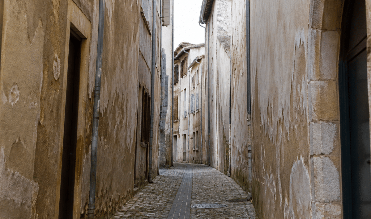 rue etroite bayonne avec facades anciennes delabrees