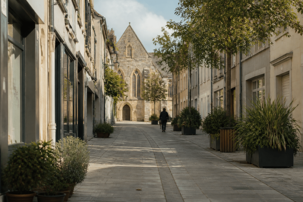 Rue pietonne calme avec eglise historique et commerces locaux