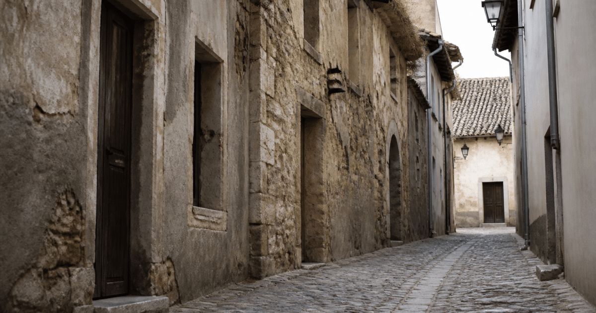 rue pavee avec batiments anciens delabres et facades usees