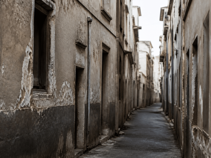 Rue etroite et deterioree avec immeubles delabres et facades usees