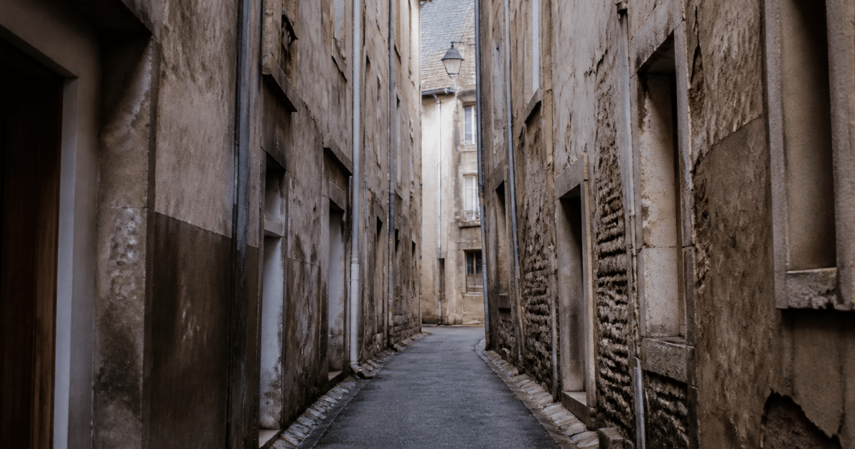 rue sombre et etroite avec batiments delabres bourg bresse