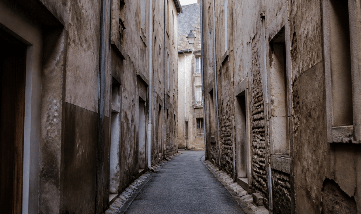 rue sombre et etroite avec batiments delabres bourg bresse
