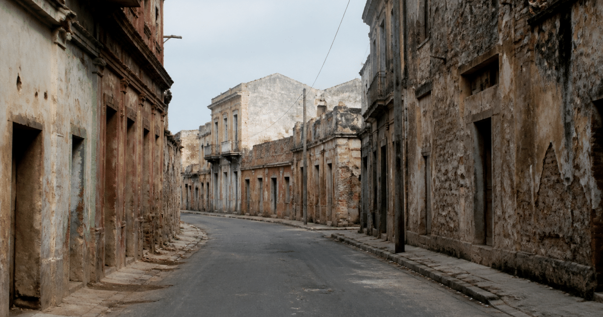 Rue urbaine degradee avec batiments anciens delabres et deserts