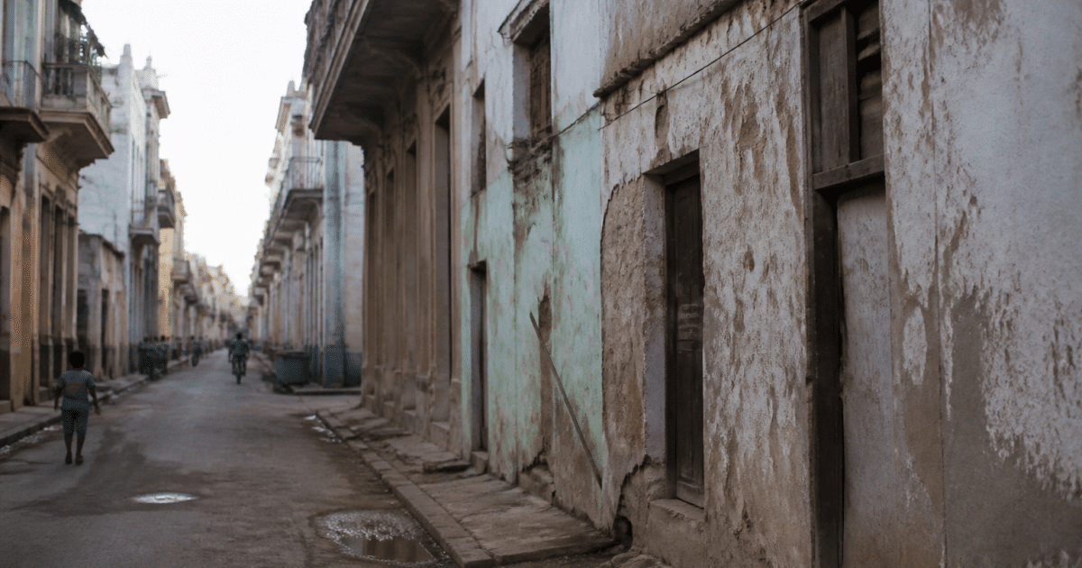 Rue urbaine degradee avec batiments vetustes et facades en ruine