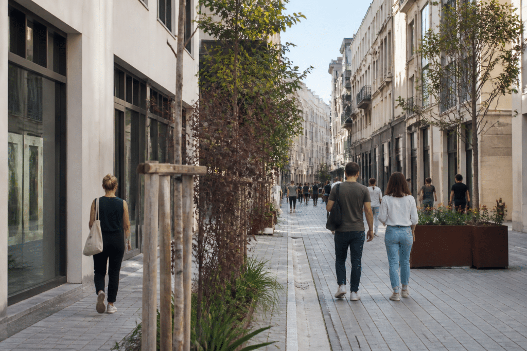 Rue urbaine rénovée avec habitants marchant en journée
